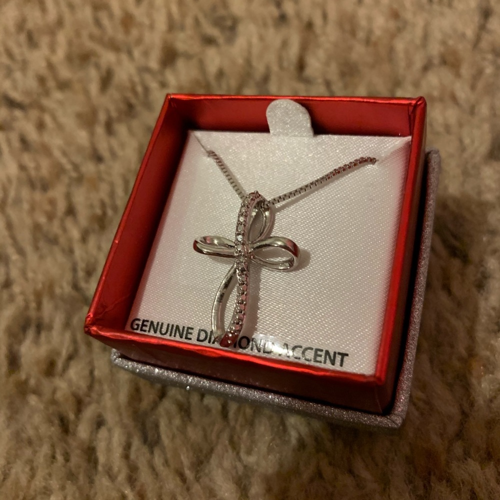 NWOT Diamond Accent Cross Necklace 18in chain